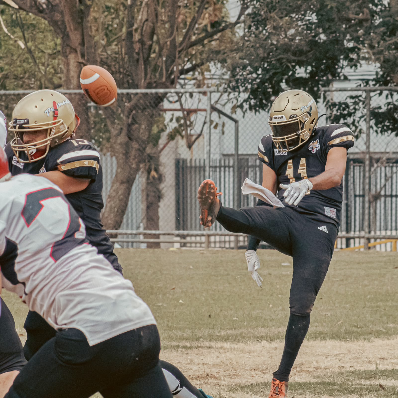 Alajuela Pumas player kicking the football during a game