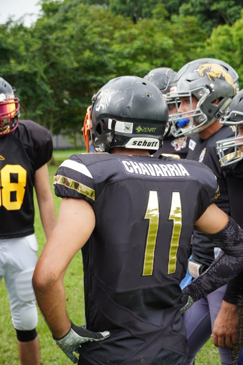 Alajuela Pumas players gathering in a team huddle